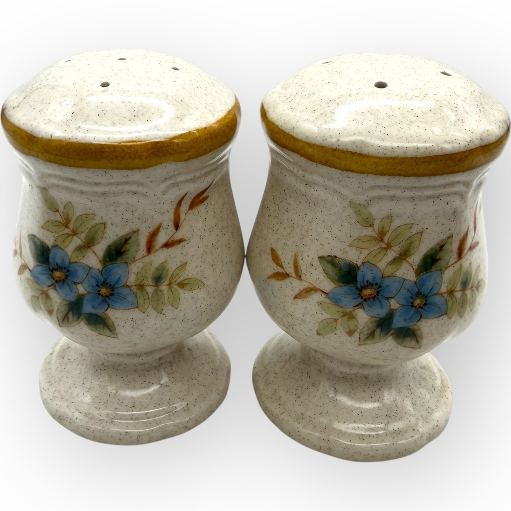 Vtg Japan‎ Blue Daisies Salt Pepper Shakers Speckled Footed gold rim